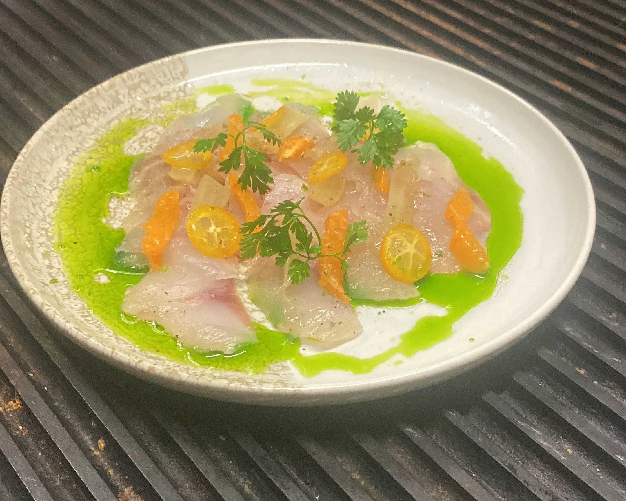 Ceviche, huile aux herbes, kumquat.