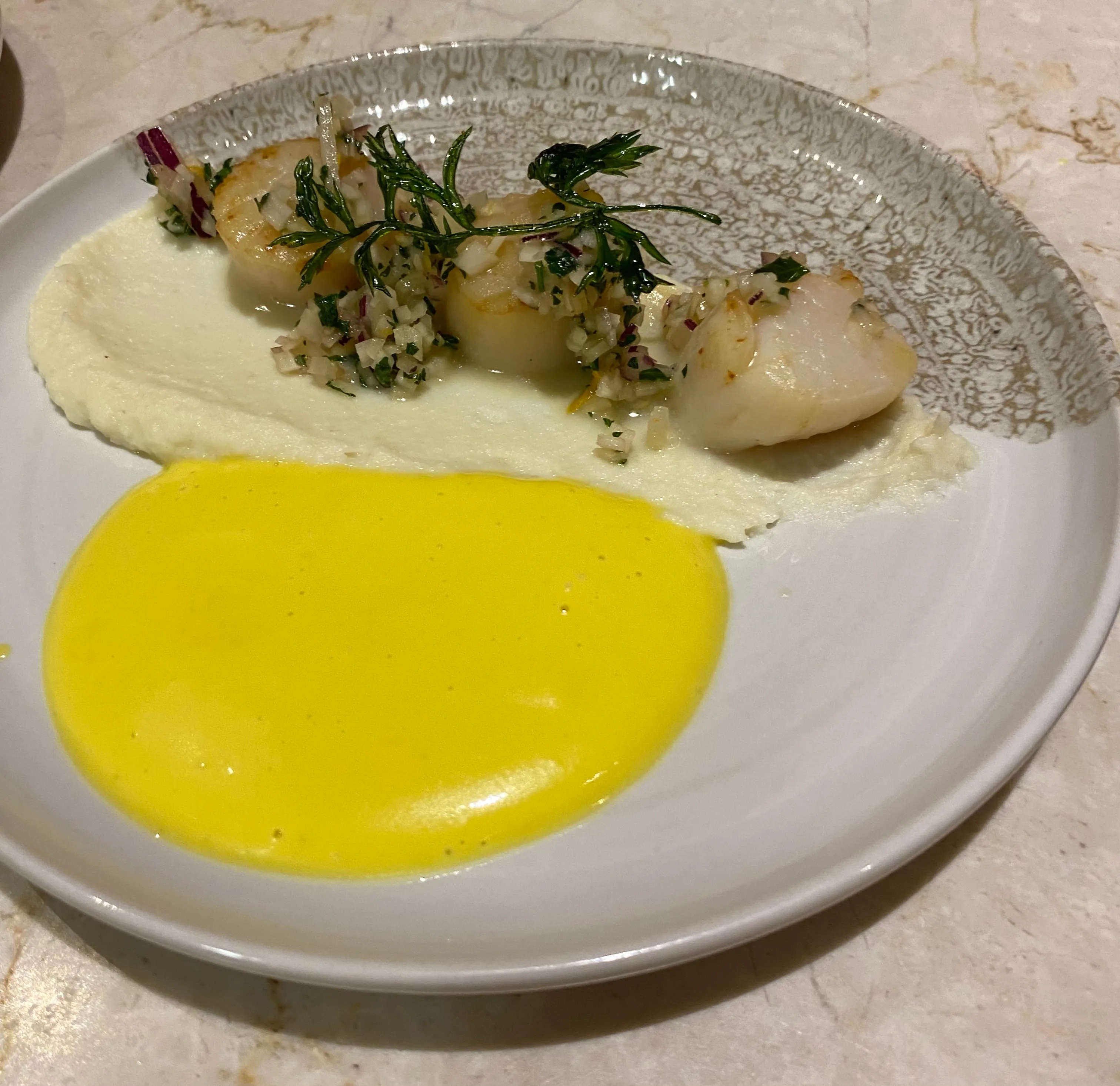 Saint-Jacques, chou-fleur, sauce safran.
