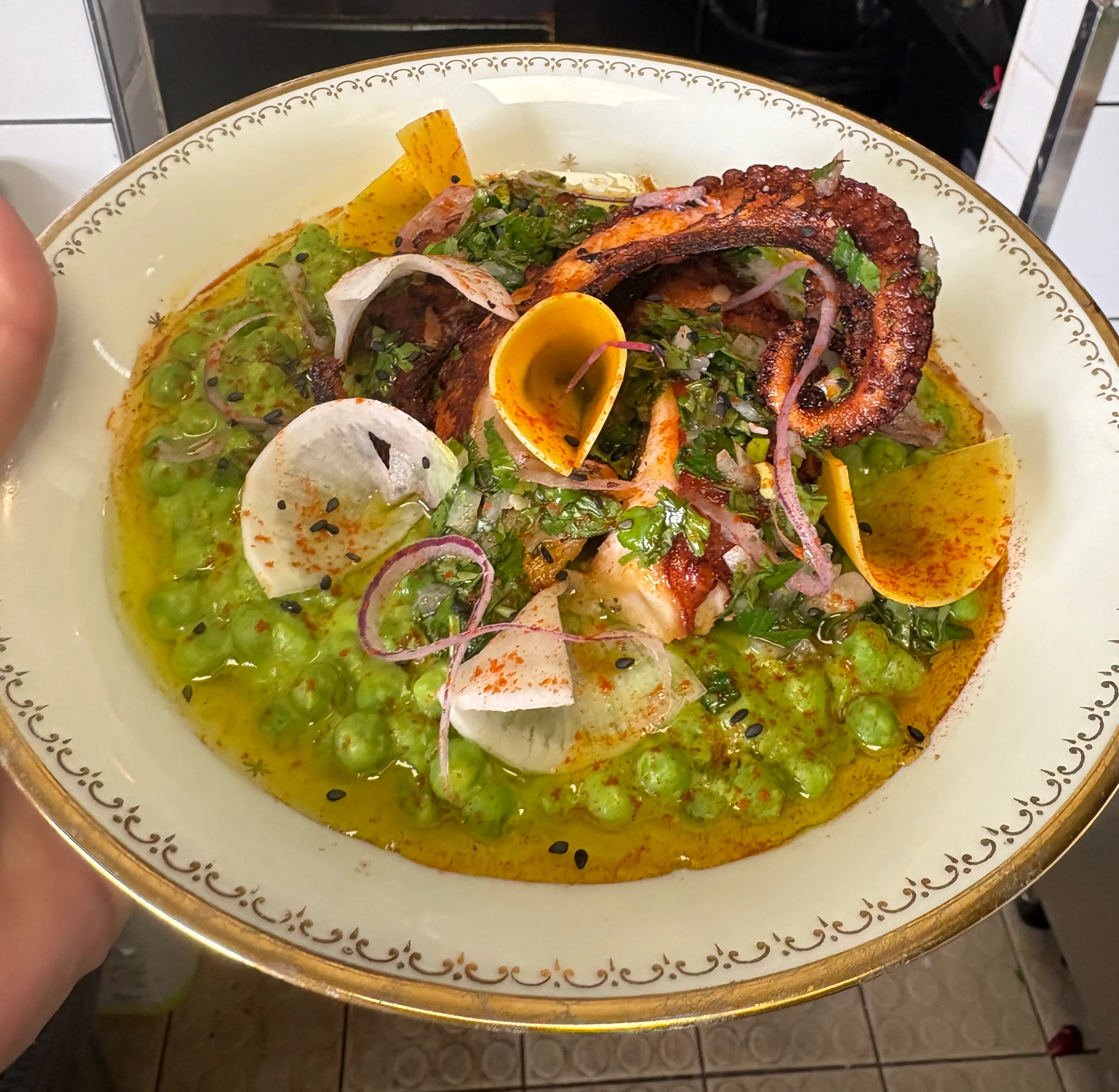 Poulpe grillé, écrasé de petits pois, herbes fraîches