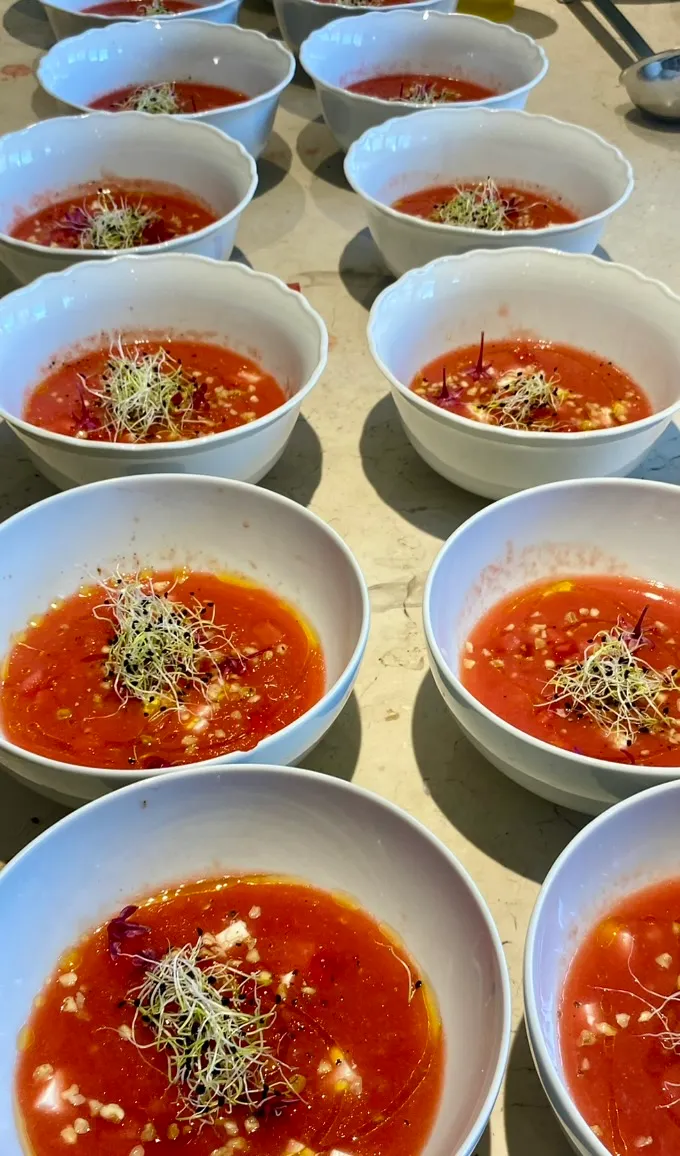Gaspacho tomates, sumac, pousses.