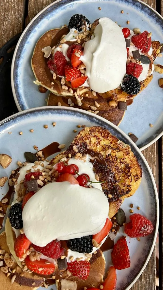 Pancakes, fruits rouges, chantilly.