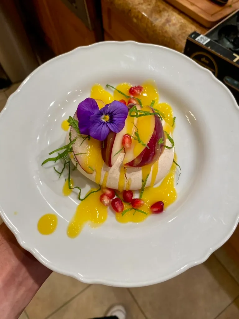 Pavlova pêche, fleur de pensée, mangue