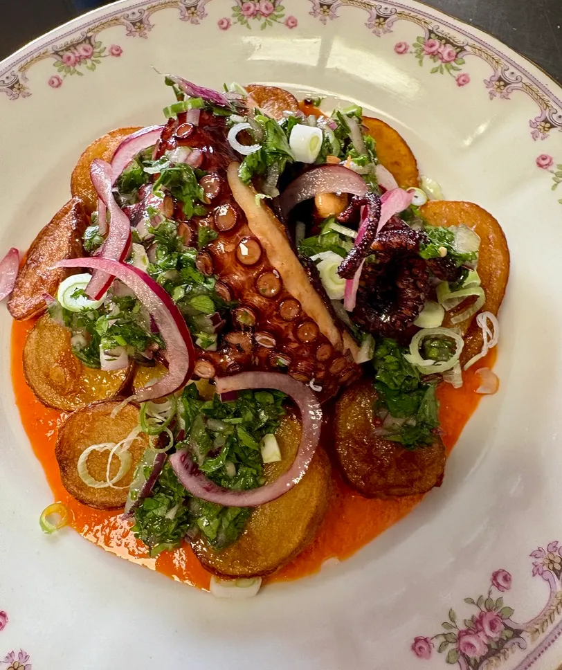 Poulpe grillé, pommes confites, oignons